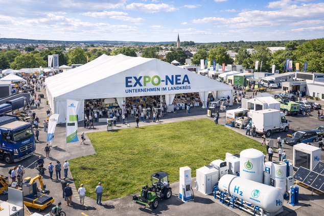 Beispielfoto einer EXPO-NEA-Messe im Freien Beispielfoto einer EXPO-NEA-Messe im Freien